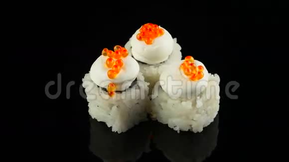 三个寿司和鱼子酱黑色背景循环视频的预览图