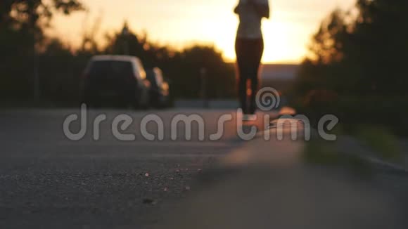 在美丽的夕阳下靠近在公园里奔跑的女性腿脚练习概念3840x2160视频的预览图