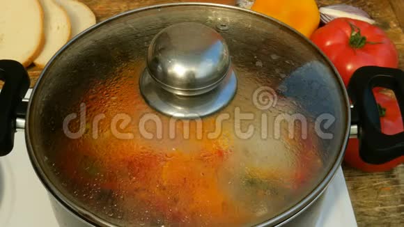 蔬菜或米斯特龙汤在炉子上用金属平底锅煮视频的预览图
