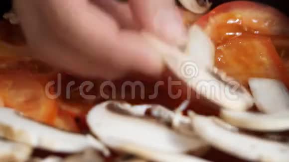 切片蘑菇落在食物上视频的预览图