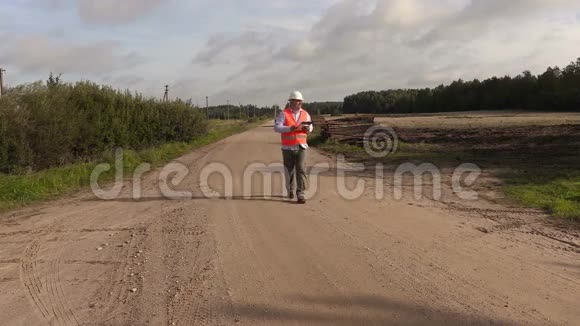 工程师在农村公路上行走和写作视频的预览图