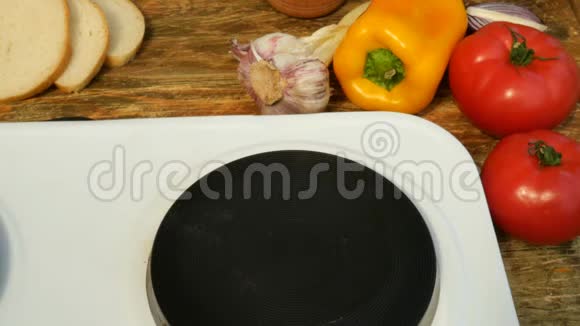 蔬菜或米斯特龙汤在炉子上用金属平底锅煮视频的预览图