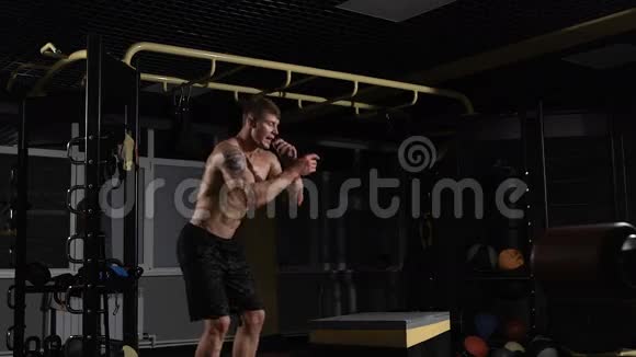 运动员在跳箱子时锻炼身体视频的预览图