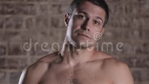 英俊成熟的男性模特赤裸上身调戏镜头视频的预览图