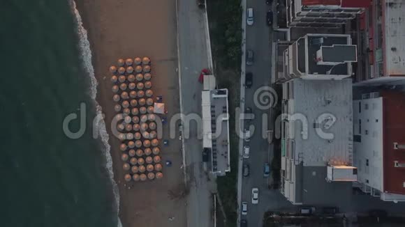 鸟瞰城市海滨和码头希腊视频的预览图
