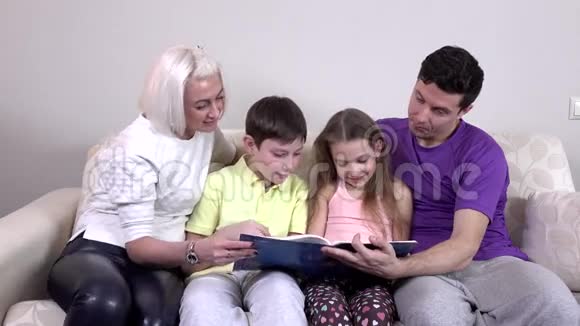 幸福的家庭在沙发上看书视频的预览图
