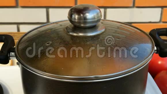 蔬菜或小汤与意大利面煮在金属平底锅上的炉子视频的预览图