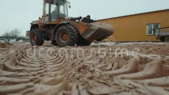 装载机挖掘机在砂场装载翻斗车新厂房视频的预览图