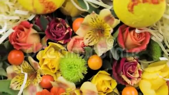 漂亮的礼品套装花和苹果花顺时针旋转视频的预览图