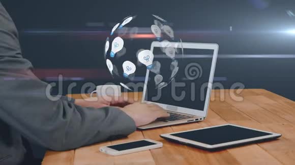 商人在一台笔记本电脑上工作前景是全球网络视频的预览图