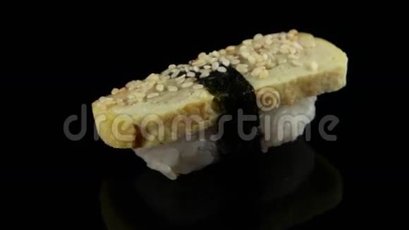黑色背景下的塔马戈寿司煎蛋卷循环视频的预览图