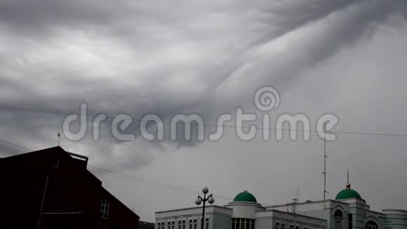 风暴云在城市建筑上的时间流逝视频的预览图