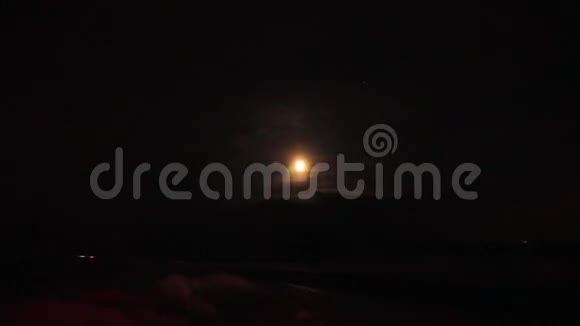 夜晚的满月冬季的道路暴风雪视频的预览图