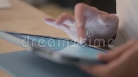 商业女性使用平板电脑视频的预览图