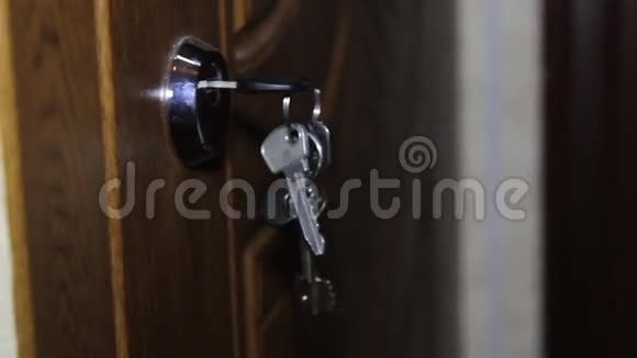 门上钥匙孔的钥匙视频的预览图