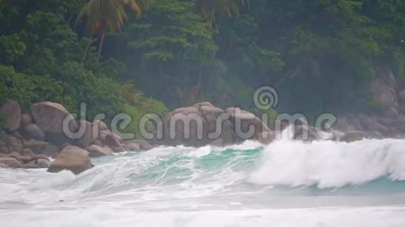 海浪风暴海喷视频的预览图