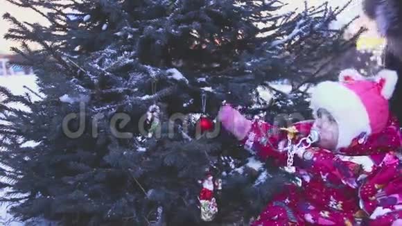 孩子在圣诞树下玩耍视频的预览图
