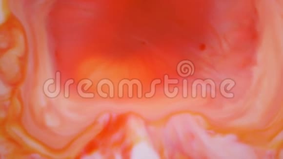4K镜头墨水在水里红色和橙色墨水在水中反应创造抽象的背景视频的预览图