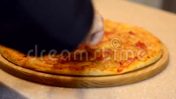 在面包店切披萨视频的预览图