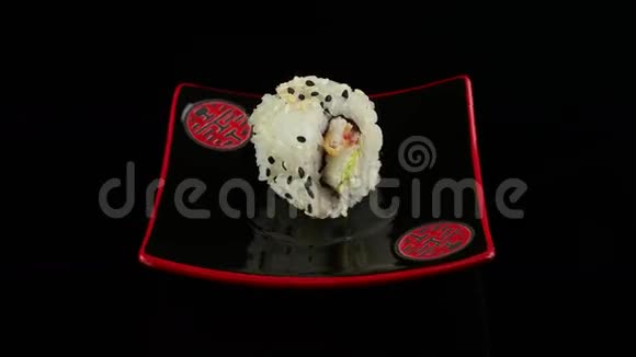 黑色盘子上的鸡肉寿司卷循环视频的预览图