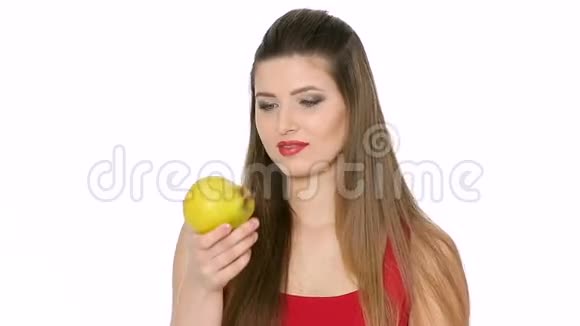 美丽的女孩吃熟梨白色背景视频的预览图