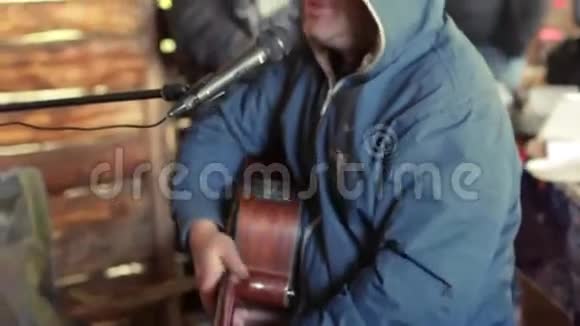 开朗的人唱歌弹吉他视频的预览图