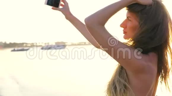 美丽的女孩在日落时自拍高清高清视频的预览图