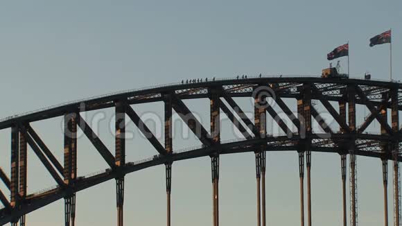 漫步在澳大利亚悉尼海港大桥视频的预览图