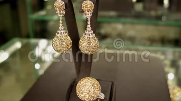 珠宝店珠宝套装耳环和一枚镶有珠宝的金戒指昂贵的时尚礼物新娘出售视频的预览图