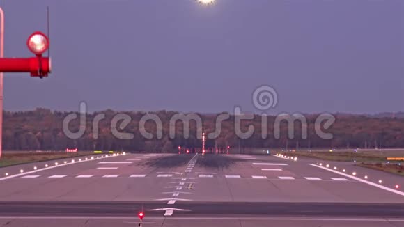 晚上在杜塞尔多夫机场降落的飞机视频的预览图