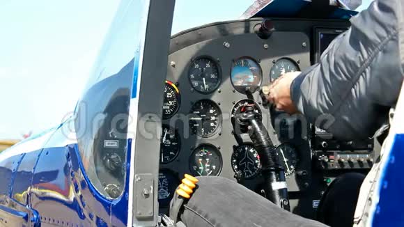 运动飞机的驾驶舱视频的预览图