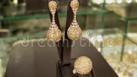 珠宝店珠宝套装耳环和一枚镶有珠宝的金戒指昂贵的时尚礼物新娘出售视频的预览图