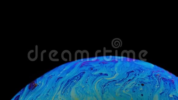 肥皂泡的多色虹膜黑色背景视频的预览图