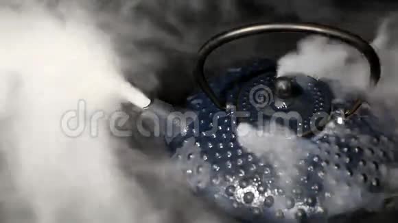从茶壶里冒出来的蒸汽视频的预览图