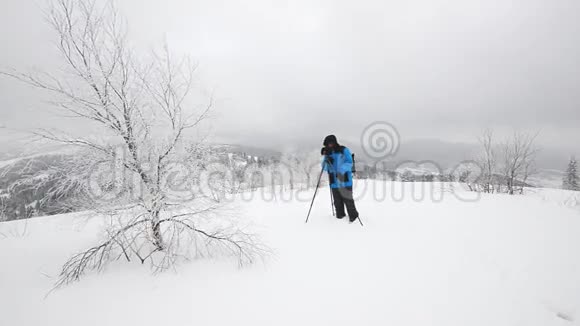 摄影师在冬山工作视频的预览图