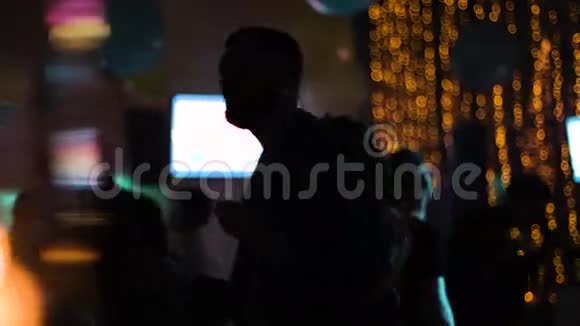 英俊的胡子男在俱乐部的一个聚会上跳舞人们在舞池里闲逛视频的预览图