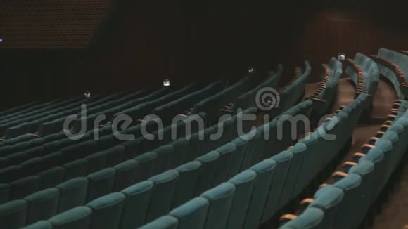 大型音乐厅的软空座位视频的预览图