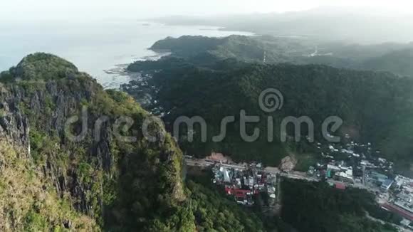 空中无人机射击高山覆盖热带森林热带景观旅行概念菲律宾埃尔尼多视频的预览图