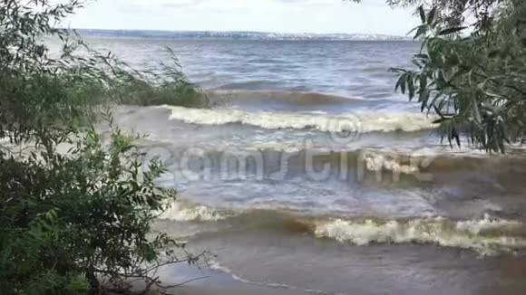 波浪风暴慢动作视频上河大河上的巨浪淹没了自然景观视频的预览图