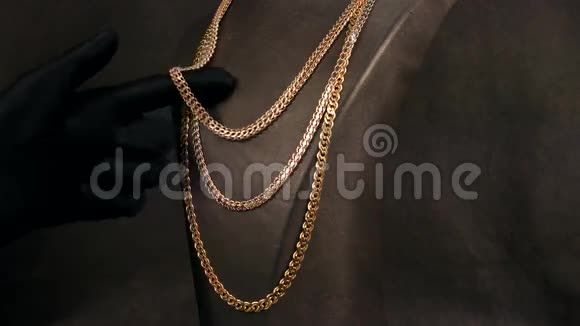 珠宝店珠宝展一条金链在商场的店面昂贵的珠宝视频的预览图