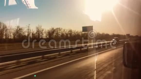 汽车快速骑行66号公路美国自由之旅概念旅行汽车生活方式视频的预览图