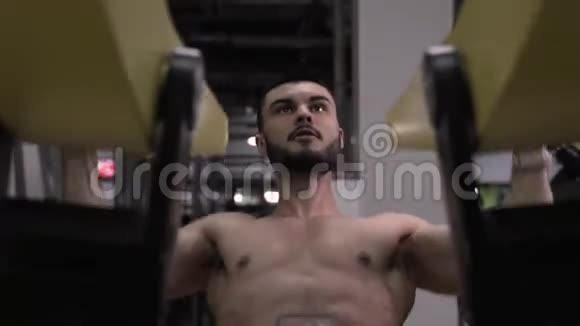 健身器中健身操机的男性健美运动员视频的预览图