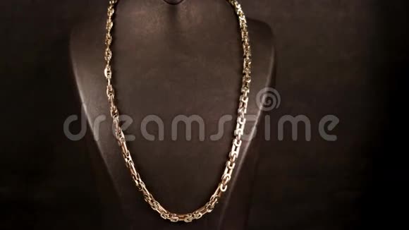 珠宝特写镜头黄金珠宝配件颈部金链暴露在珠宝店出售珠宝视频的预览图