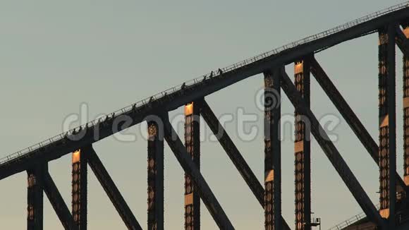 漫步在澳大利亚悉尼海港大桥视频的预览图