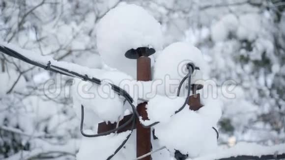 仔细看一下带雪的电力电缆视频的预览图