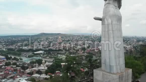 空中视频的老第比利斯中心从上面德兹维利第比利斯城市历史部分的无人机顶视图库拉或视频的预览图