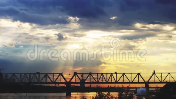 海上和桥上美丽的日落背景上的长廊3840x2160视频的预览图