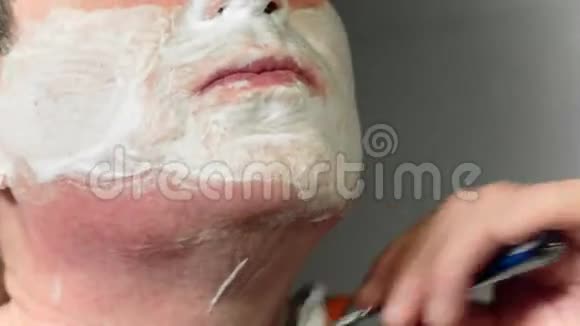 人用剃刀刮胡子视频的预览图