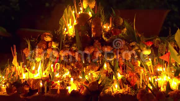 佛日在佛寺人们点燃蜡烛鲜花和香棒沃特纳哈拉姆普吉泰国慢慢视频的预览图