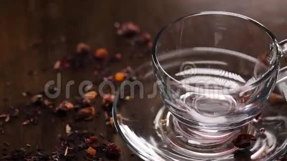 芙蓉茶倒入透明玻璃视频的预览图